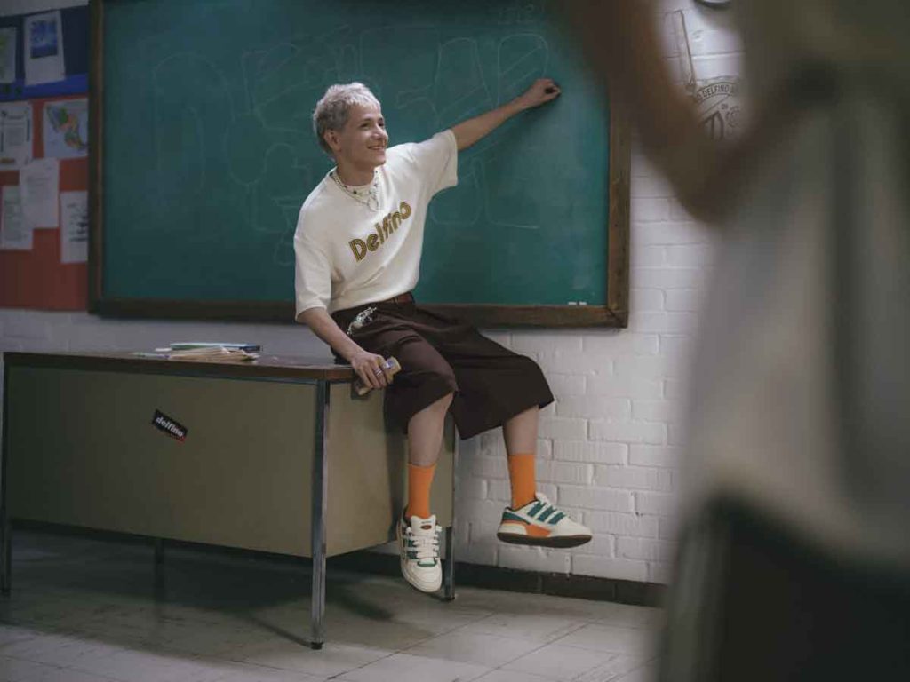 Adidas se une a Tony Delfino para lanzar una colección de ropa y tenis inspiradas en los uniformes escolares mexicanos.