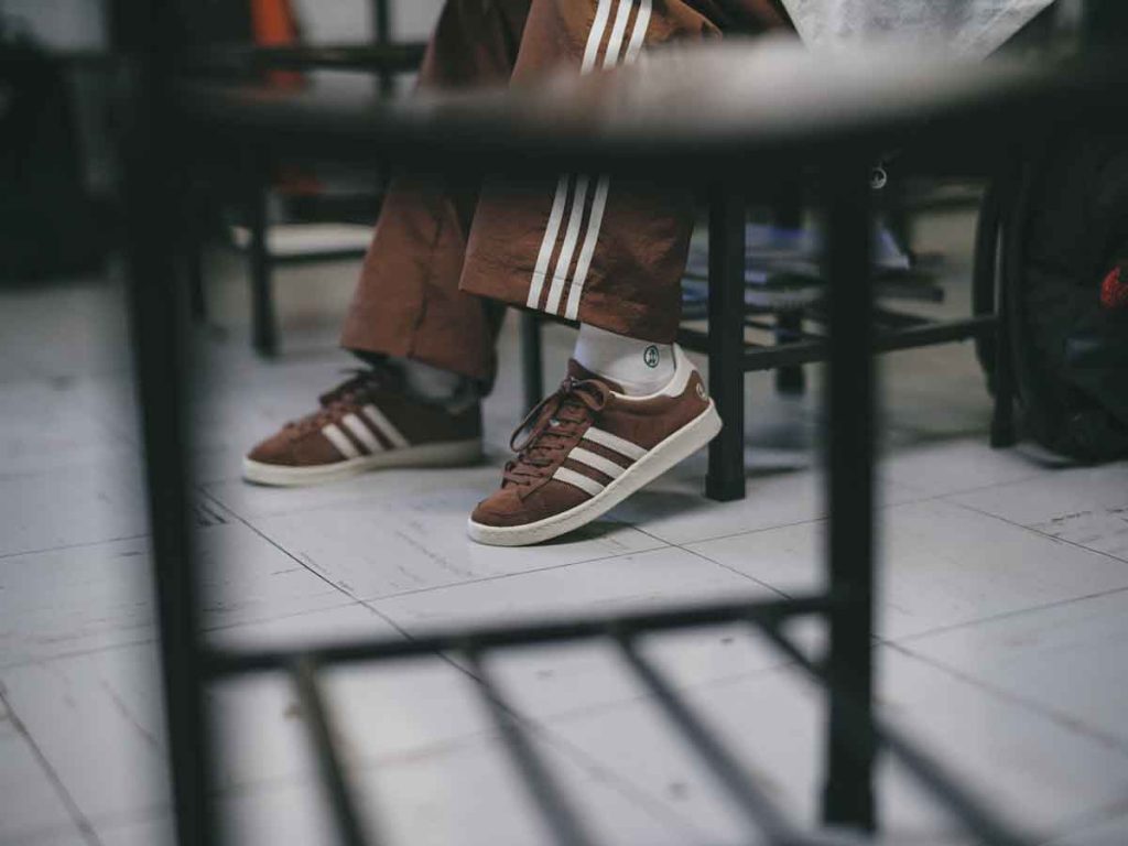 Adidas se une a Tony Delfino para lanzar una colección de ropa y tenis inspiradas en los uniformes escolares mexicanos.