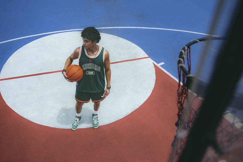 Adidas se une a Tony Delfino para lanzar una colección de ropa y tenis inspiradas en los uniformes escolares mexicanos.