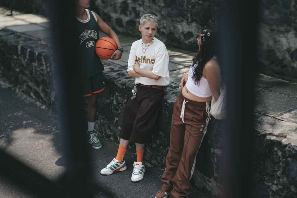 Adidas se une a Tony Delfino para lanzar una colección de ropa y tenis inspiradas en los uniformes escolares mexicanos.