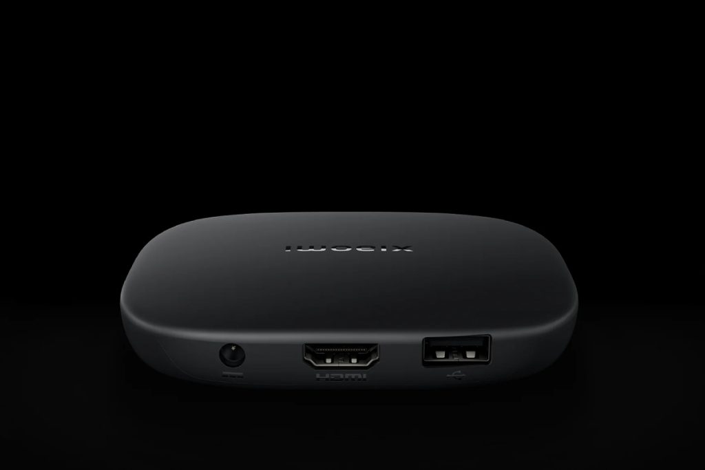 Xiaomi TV Box S (tercera generación) sobre un fondo negro. 