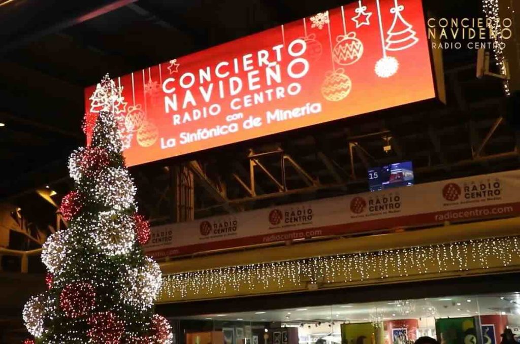 Árbol de Navidad en Concierto Navideño Radio Centro con La Sinfónica de Minería