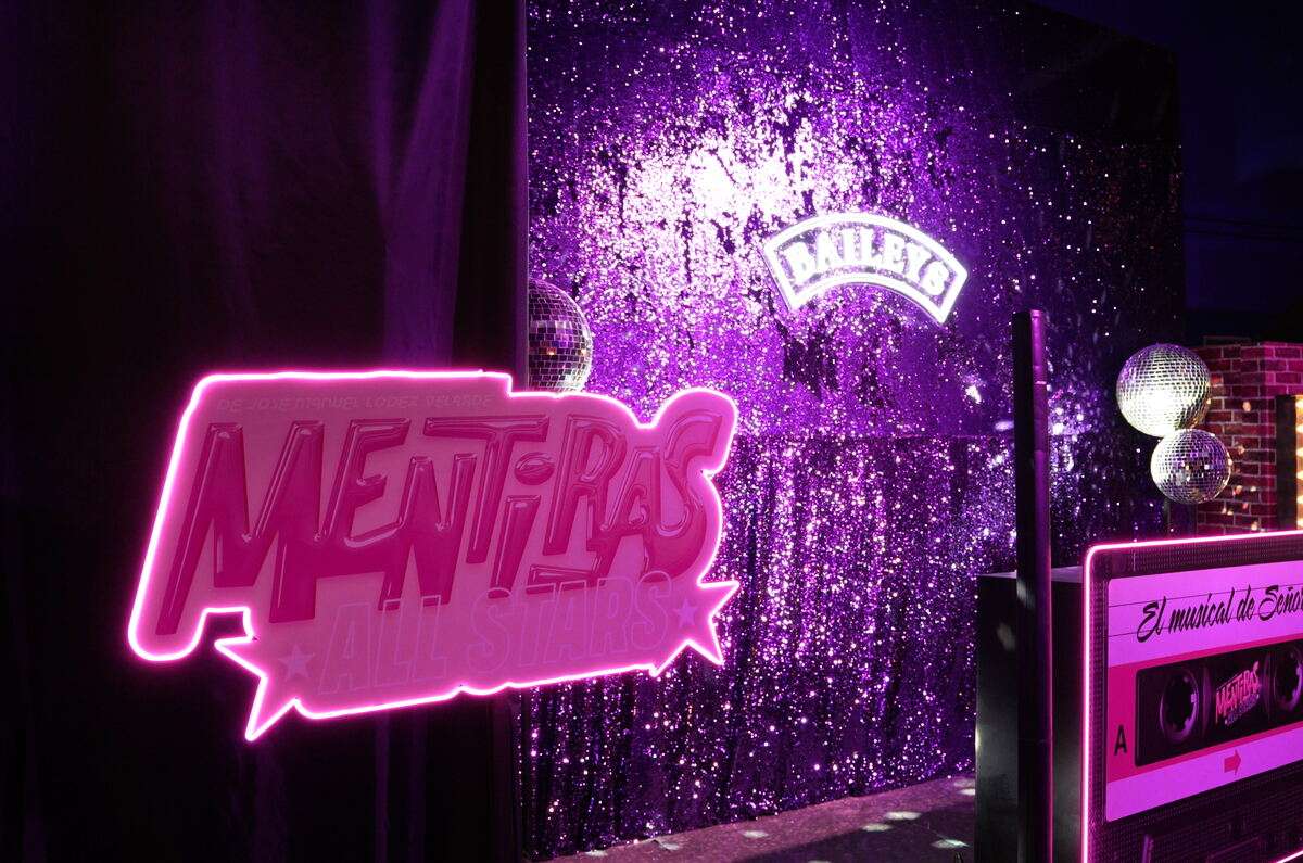 Baileys conquista el escenario con Mentiras All Stars: cocteles, canciones y mucha nostalgia