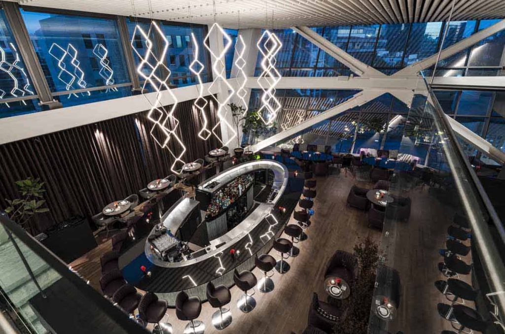 Caviar Bar, en el Hotel Alexander de Torre Virreyes, presenta una propuesta gastronómica contemporánea con vistas al Bosque de Chapultepec.