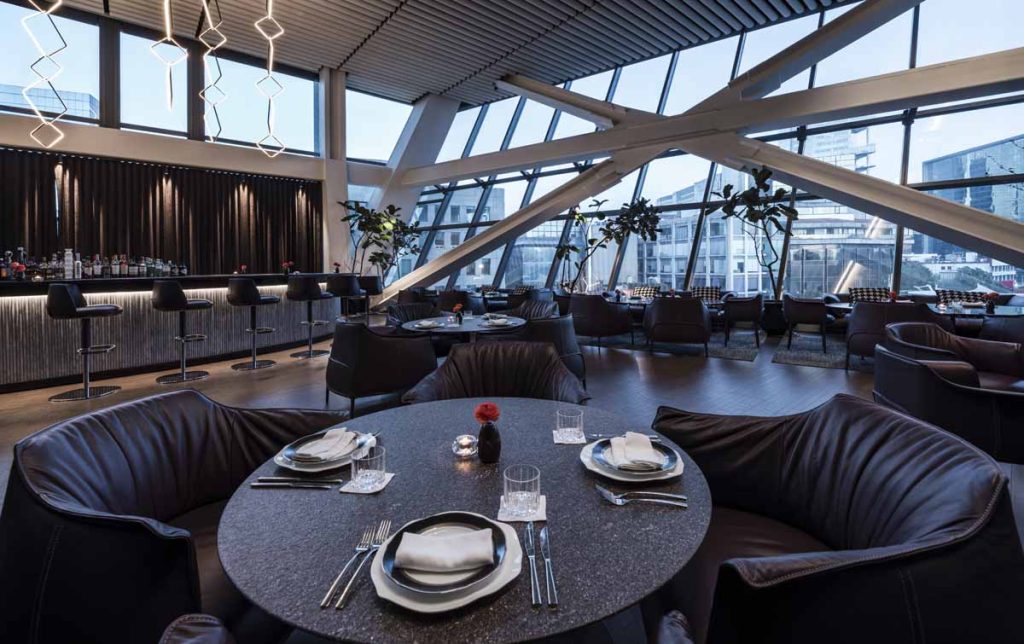 Caviar Bar, en el Hotel Alexander de Torre Virreyes, presenta una propuesta gastronómica contemporánea con vistas al Bosque de Chapultepec.