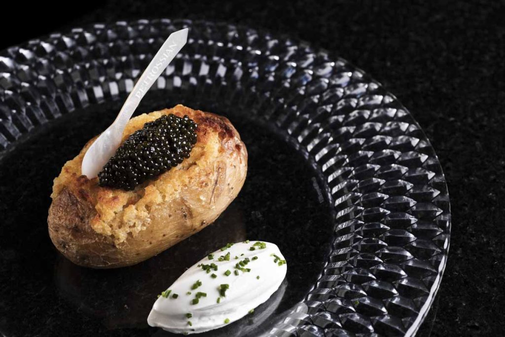 Caviar Bar, en el Hotel Alexander de Torre Virreyes, presenta una propuesta gastronómica contemporánea con vistas al Bosque de Chapultepec.