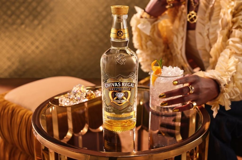 Chivas Regal Crystalgold llega a México junto al piloto de F1 Charles Leclerc, combinando maestría, sofisticación y frescura en cada sorbo.