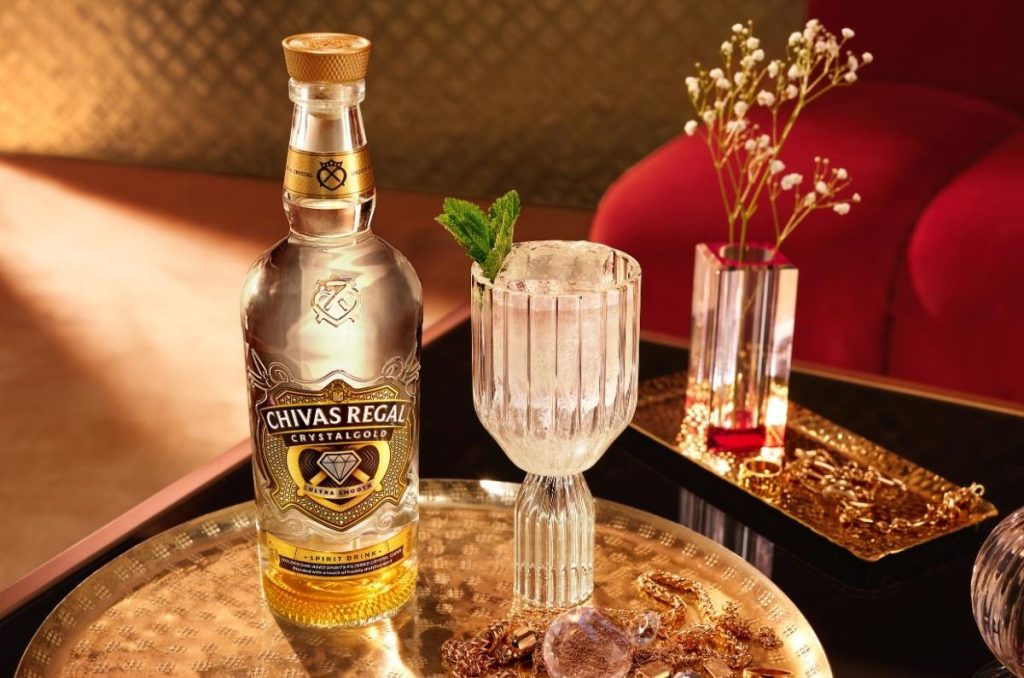 Chivas Regal Crystalgold llega a México junto al piloto de F1 Charles Leclerc, combinando maestría, sofisticación y frescura en cada sorbo.