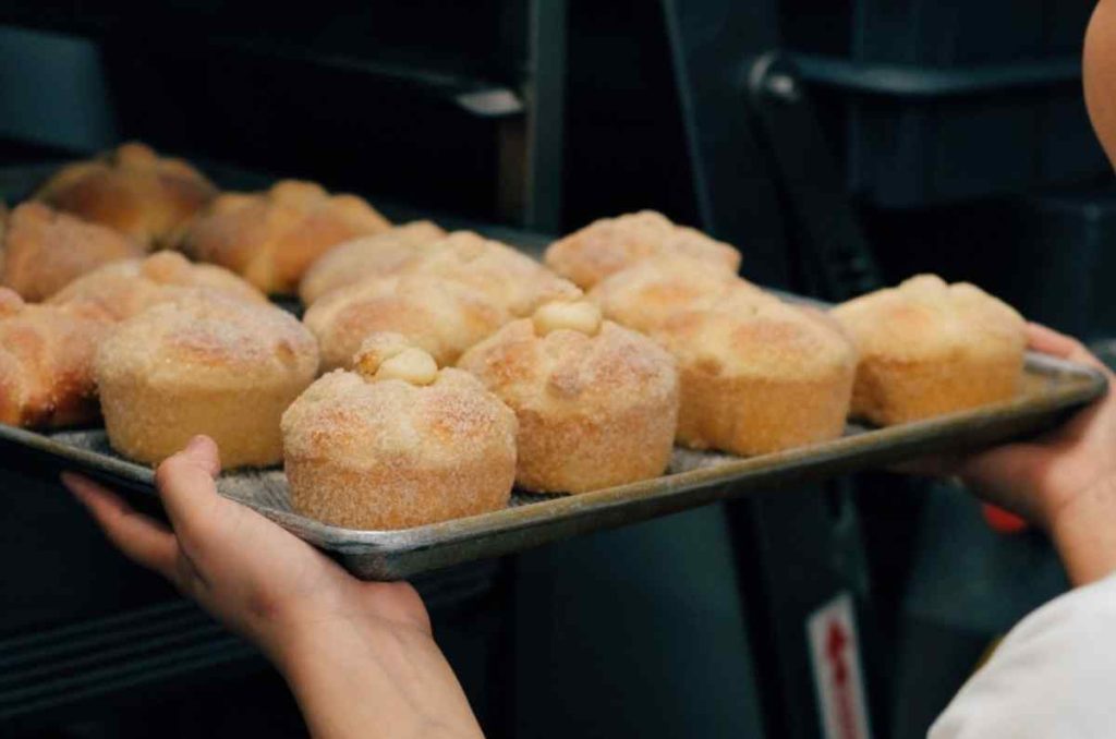 Llegó el pan de muerto a Cleotilde Barra de Café: descubre sus pastelitos de pan de muerto rellenos