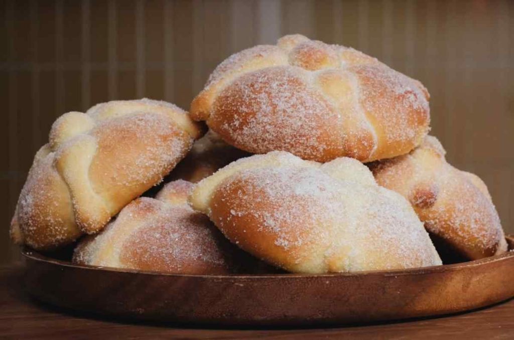 Llegó el pan de muerto a Cleotilde Barra de Café: descubre sus pastelitos de pan de muerto rellenos