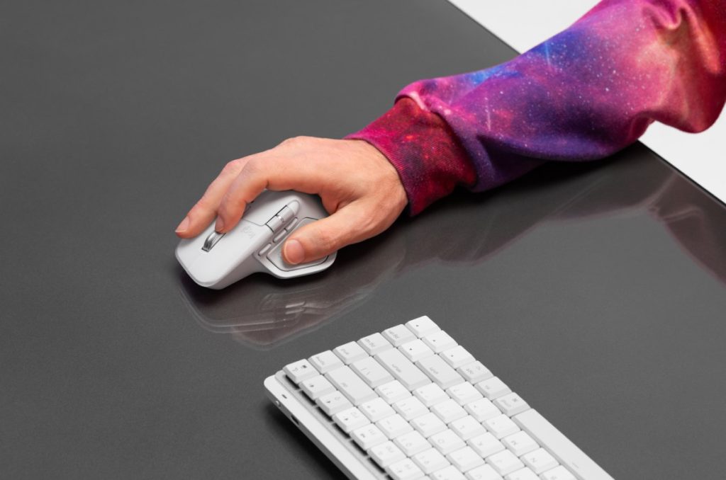 Persona utiliza el Logitech MX Master 4.