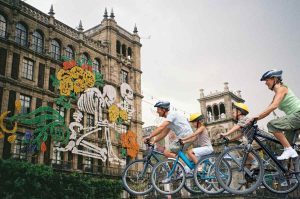 Tours en bici por el Día de Muertos: pedalea entre leyendas y ofrendas en CDMX