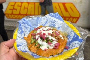 Así es Escándalo: cochinita, mezcal y fiesta en un mismo lugar de CDMX