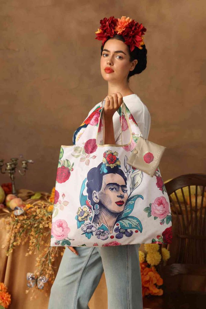 SHEIN celebra el Día de Muertos con el lanzamiento de dos líneas exclusivas: Looney Tunes y una colección en homenaje a Frida Kahlo.
