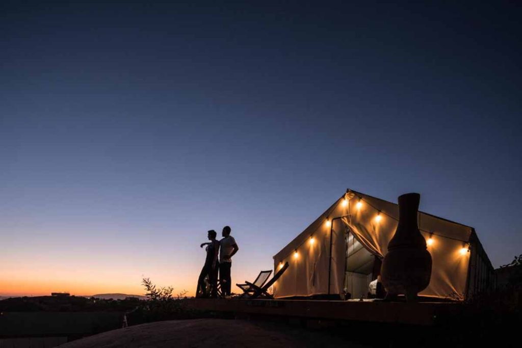 Glamping en México perfectas para desconectar del ritmo diario, donde el diseño y la naturaleza se fusionan en un refugio de confort