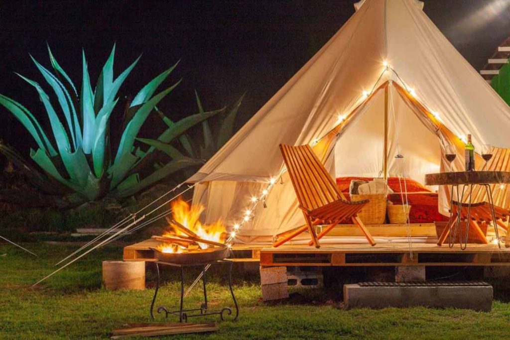 Glamping en México perfectas para desconectar del ritmo diario, donde el diseño y la naturaleza se fusionan en un refugio de confort