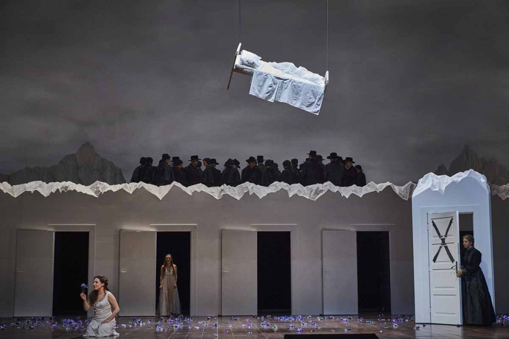 La temporada 2025-2026 de ópera del Met inicia con "La Sonnambula" de Bellini. La dirige Rolando Villazón, el primer mexicano en lograrlo