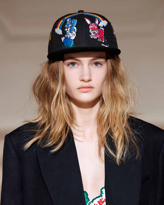New Era y Kenzo presentan una colección exclusiva de gorras que fusiona la moda urbana con el lujo. Diseños rinden homenaje a la creatividad