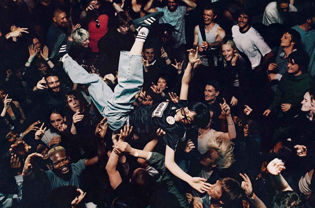 Adidas y Oasis llegan a México con la colección de ropa más esperada del año. Un homenaje a la moda 90era y al britpop.