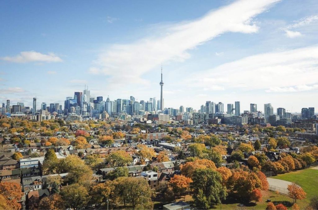En octubre, Toronto se transforma con castillos embrujados y acuarios convertidos en pistas de baile hasta festivales familiares y paisajes de ensueño