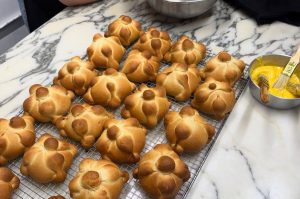 Aprende a hacer pan de muerto en el taller de Cardín Pastelería ¡inscríbete ya!