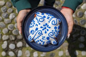 Croque Voyage rinde homenaje al arte popular con su Pan de Muerto Talavera en CDMX