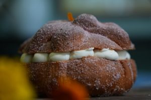 Aquí puedes probar el pan de muerto rosa en CDMX