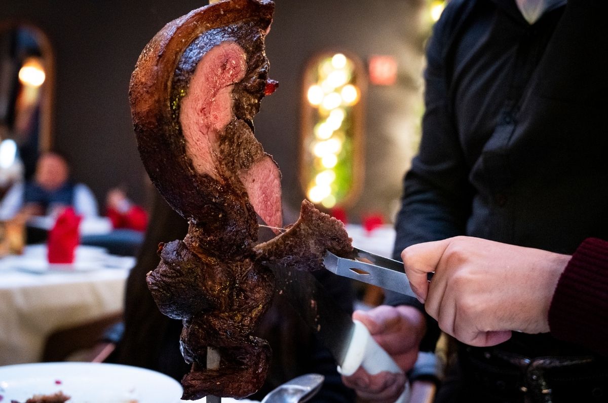 Sal e Brasa, el paraíso carnívoro de espadas brasileñas en la Roma