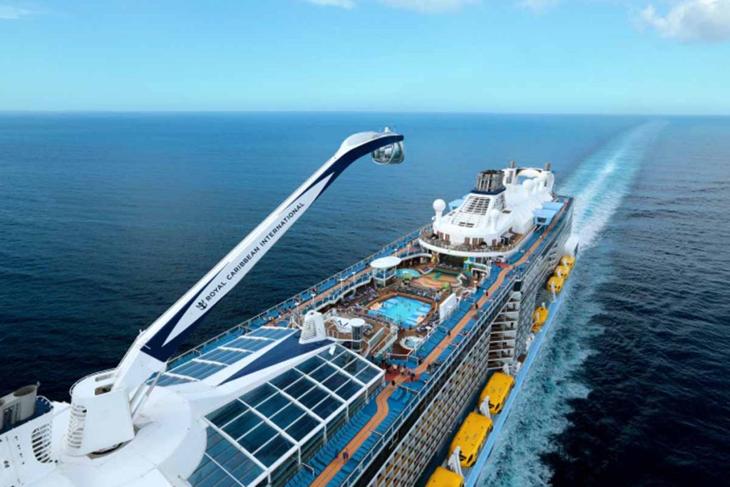 Royal Caribbean revela sus vacaciones de verano 2027 en Alaska. Anthem of the Seas ofrecerá experiencias Cruisetour nocturnas en tierra.