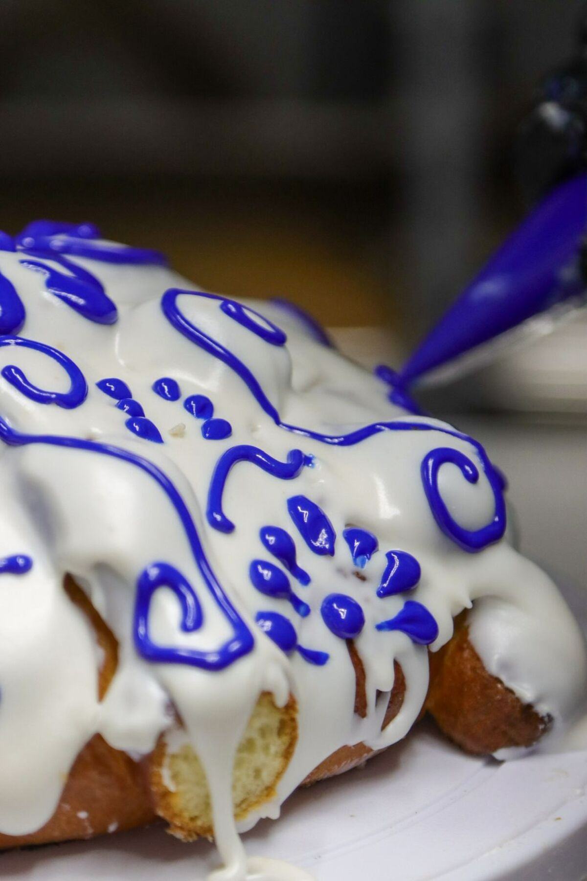 Croque Voyage rinde homenaje al arte popular con su Pan de Muerto Talavera en CDMX 1