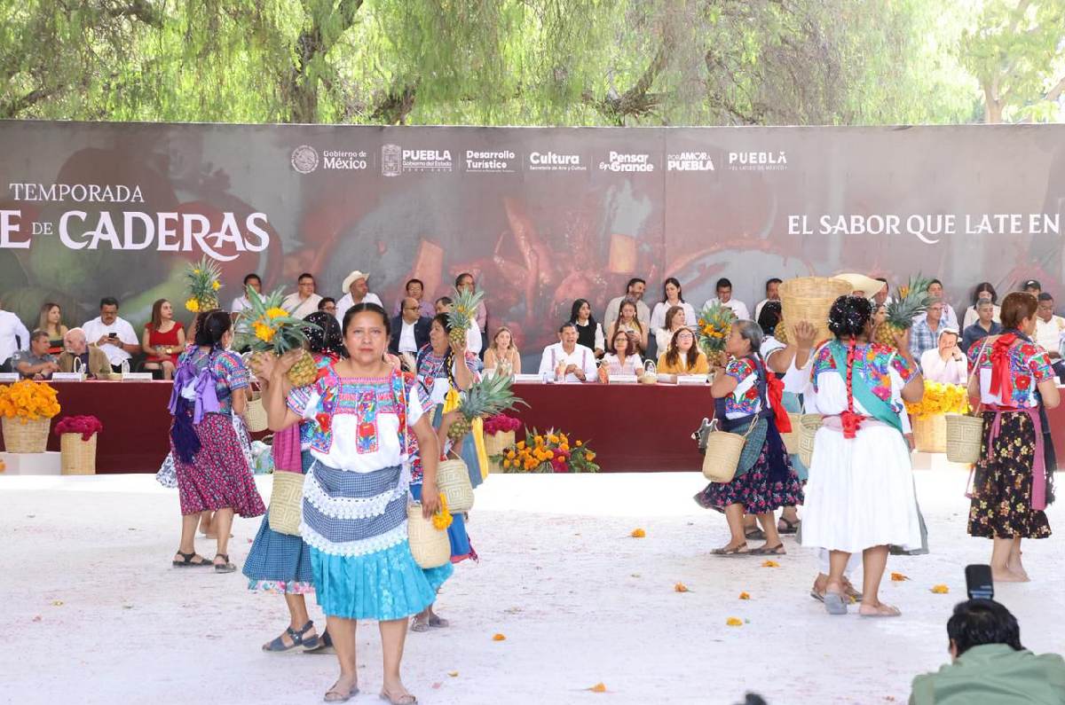 El Mole de Caderas 2025 llega a Tehuacán, Puebla, con una derrama económica de más de 100 millones de pesos y la participación de más de 70 cocineras tradicionales. Conoce los detalles de esta fiesta gastronómica llena de identidad, sabor y tradición.