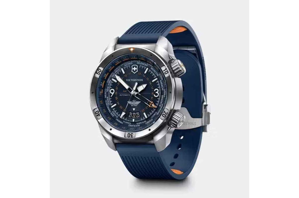 Victorinox presenta un dúo infalible de viaje: el reloj Air Pro Automático, con triple huso horario, y el bolso Altmont Modern 2-Way, transformable y reciclado.