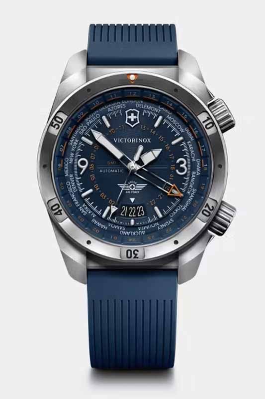 Victorinox presenta un dúo infalible de viaje: el reloj Air Pro Automático, con triple huso horario, y el bolso Altmont Modern 2-Way, transformable y reciclado.