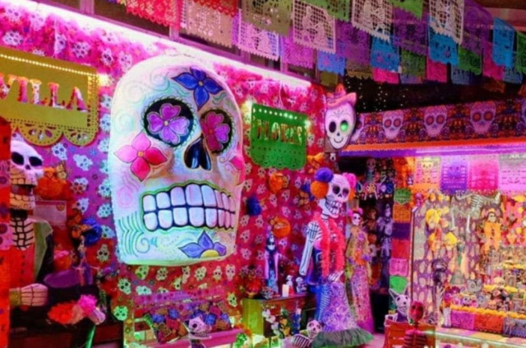 Visita la Megaofrenda Villa Flores llena de tradición y artesanías