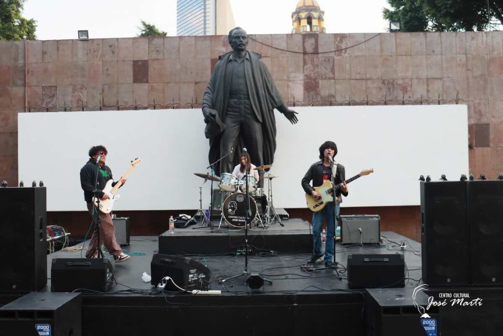 Banda en evento "Rockeando en la plaza"