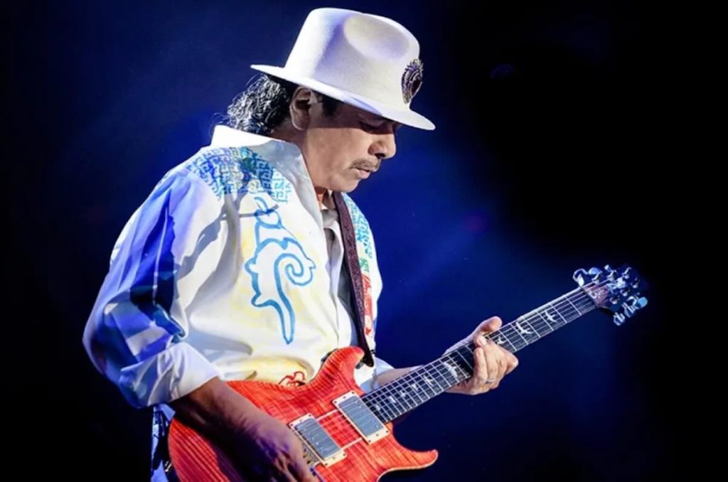 Carlos Santana tocando la guitarra
