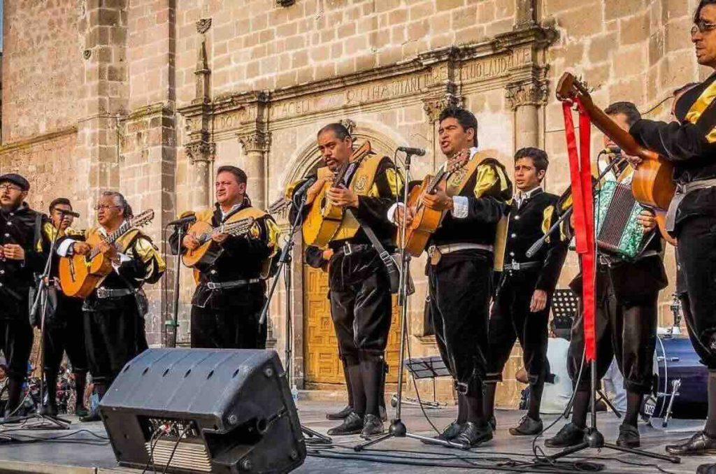 Estudiantina tocando en la ciudad
