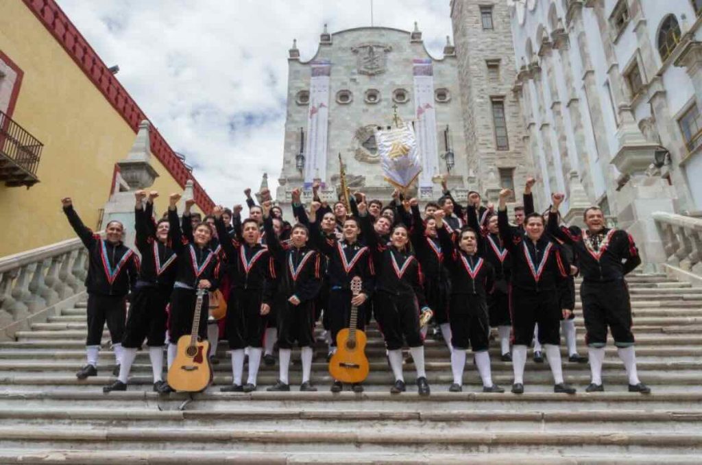Estudiantina Las Águilas La Salle participante de caminata nocturna