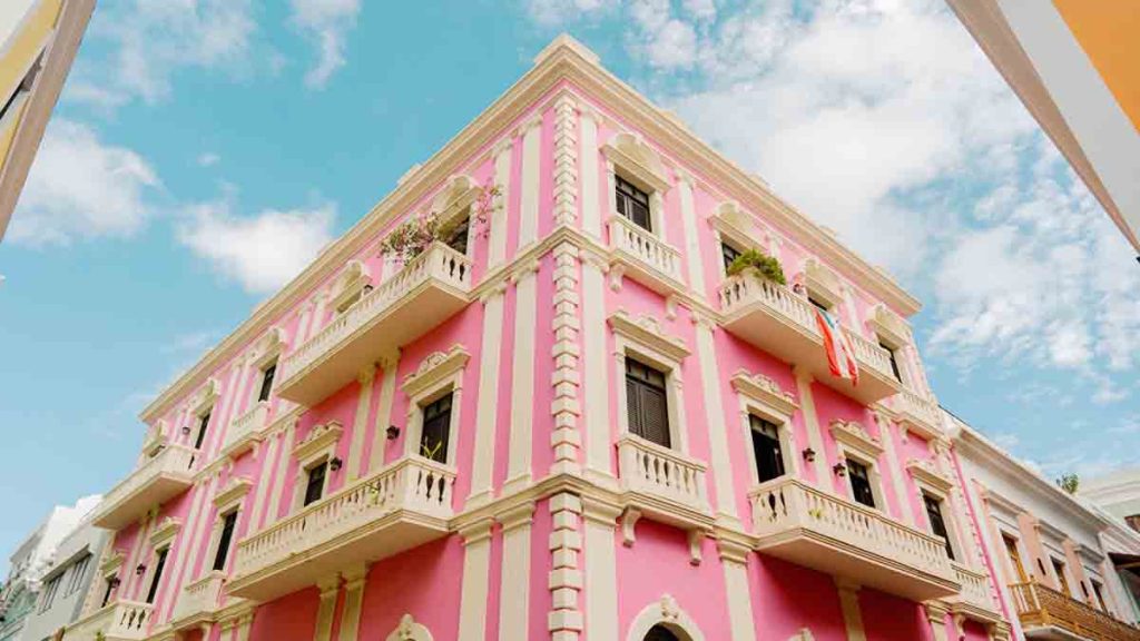 El renovado Four Seasons Resort and Residences Puerto Rico estrena una ubicación privilegiada en Bahía Beach, ofreciendo lujo, gastronomía