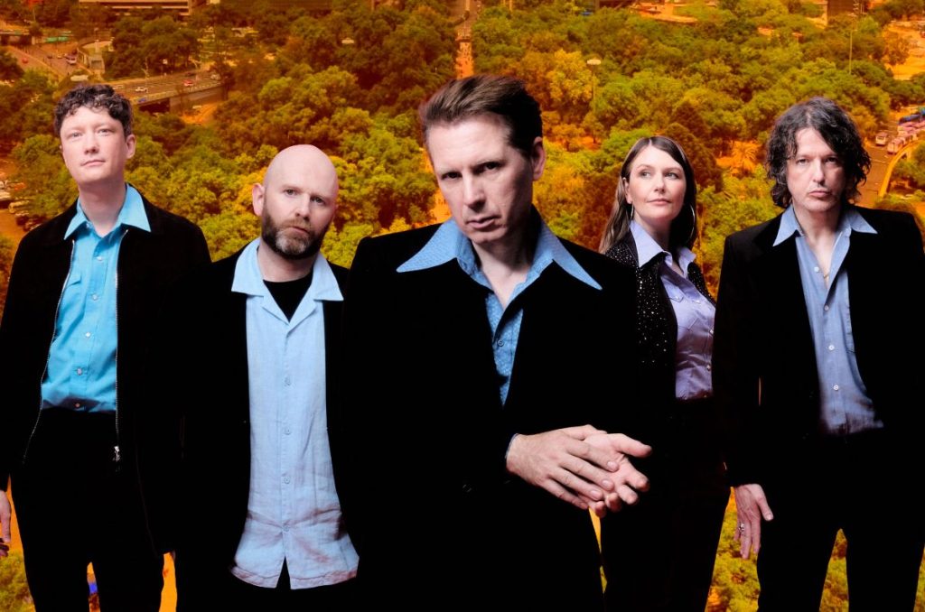 Franz Ferdinand abre Pop Up Store en CDMX ¡Merch y M&G!