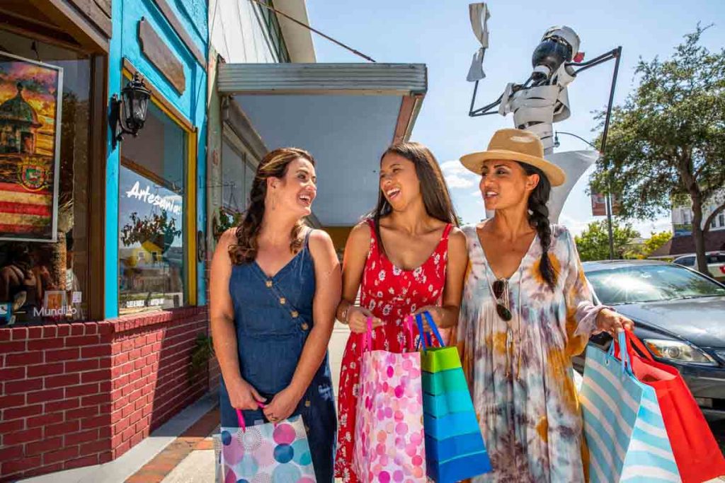 Kissimmee combina el encanto local de Florida Central con experiencias de compra. La guía ofrece desde librerías independientes hasta outlets premium