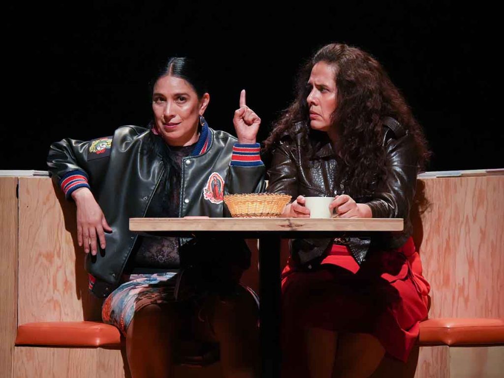 "Madrinas" llega a CDMX. La obra de teatro que retrata con humor y crudeza a dos amas de casa que heredan el negocio criminal de sus esposos.