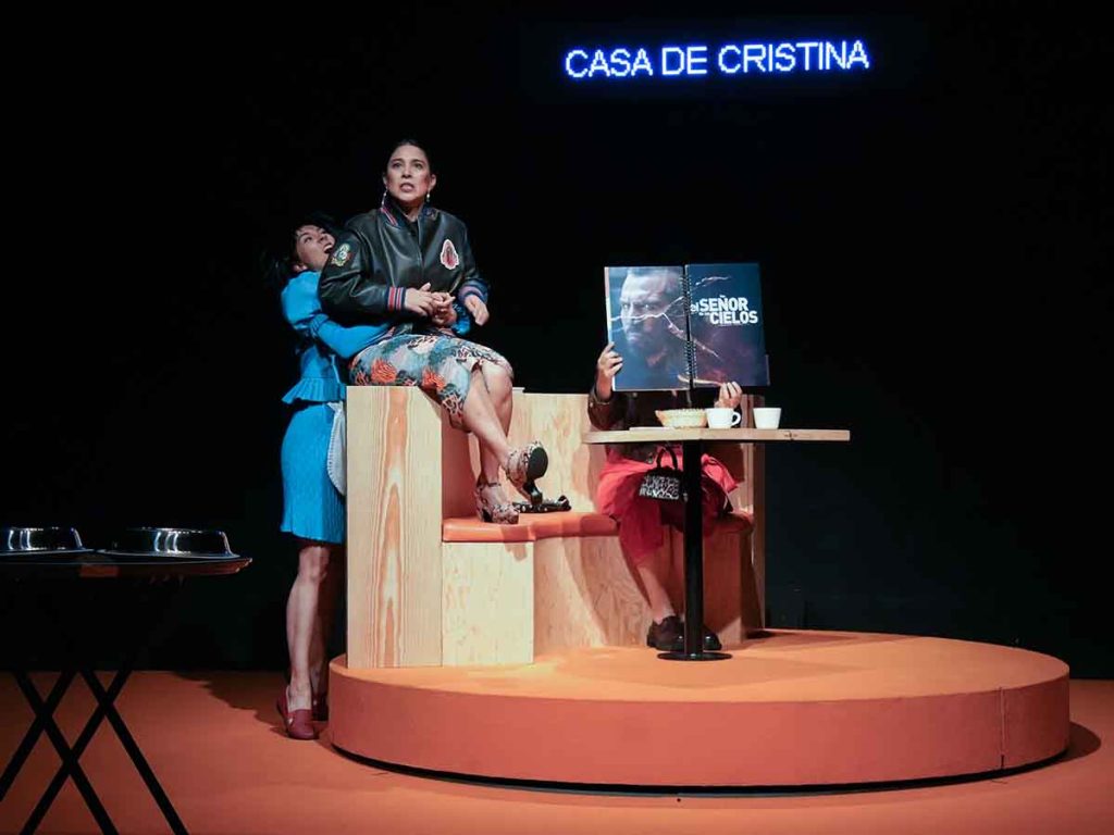 "Madrinas" llega a CDMX. La obra de teatro que retrata con humor y crudeza a dos amas de casa que heredan el negocio criminal de sus esposos.