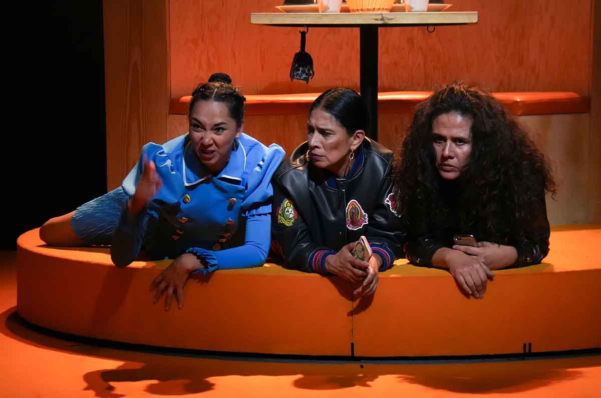 La obra de teatro que retrata con humor negro el poder de la mujer en el narco