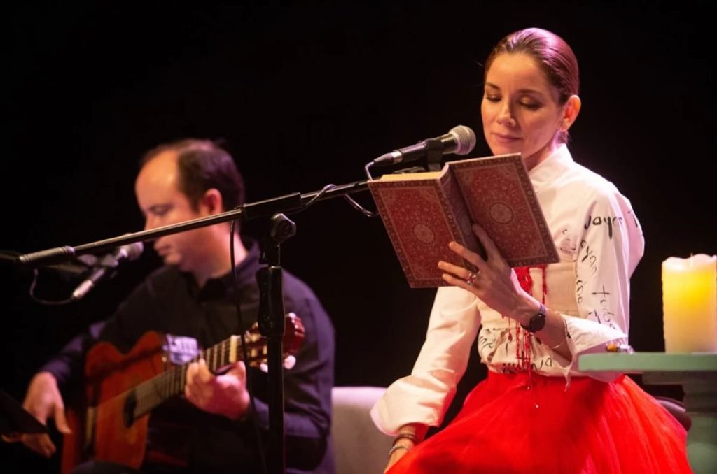 María San Felipe recitando poesía