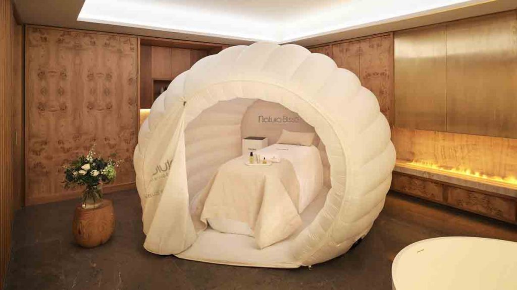 Four Seasons Hotel Madrid se transforma en un refugio invernal de lujo. El hotel presenta cenas de gala, brunchs de autor y un spa