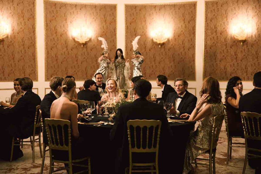 Four Seasons Hotel Madrid se transforma en un refugio invernal de lujo. El hotel presenta cenas de gala, brunchs de autor y un spa