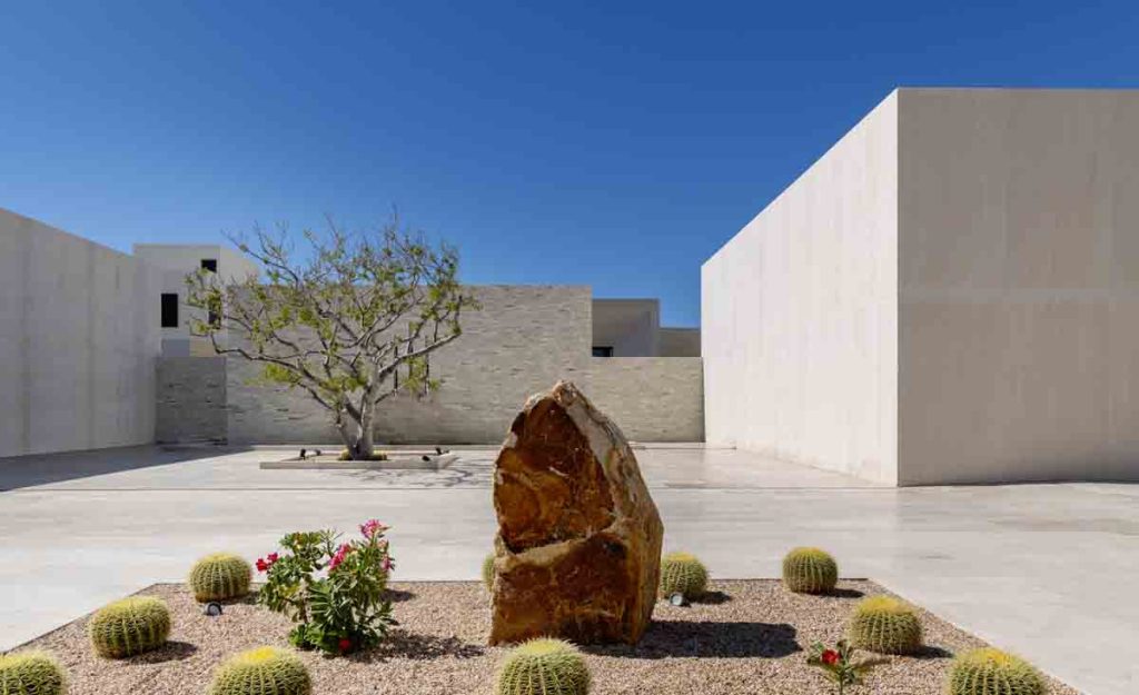 Nobu Hotel Los Cabos presenta On Exhibition, una muestra que reúne a artistas emergentes y fusiona pintura, escultura y música.