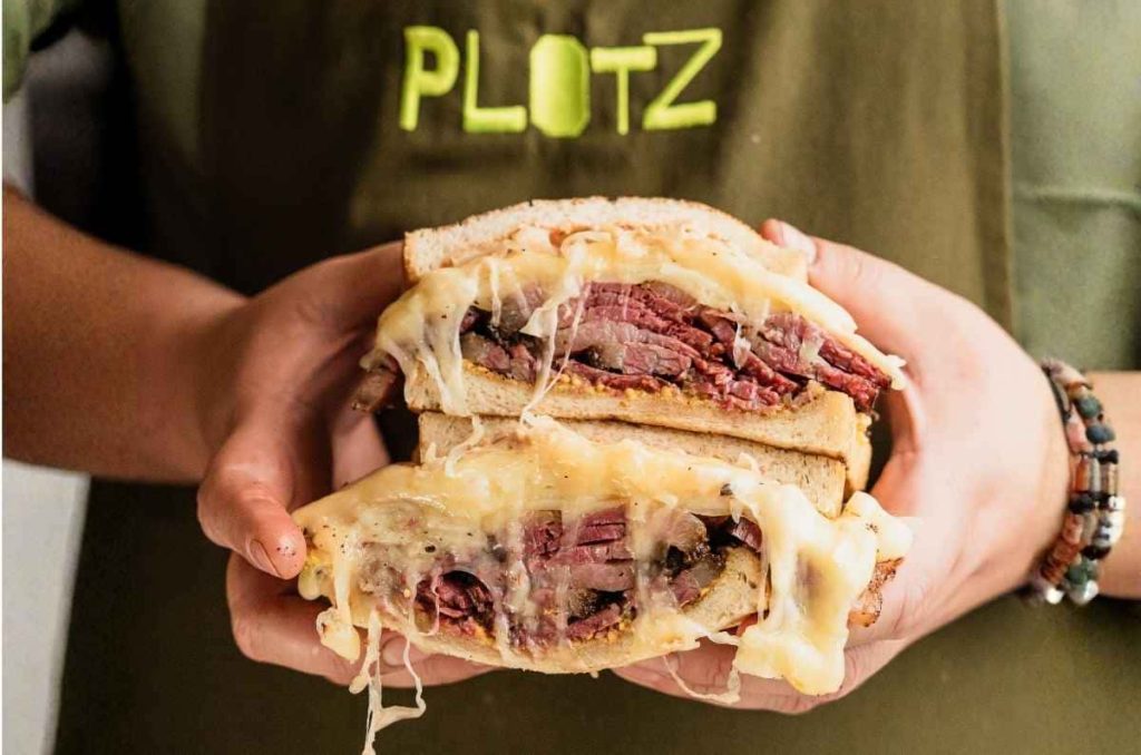 Plotz: el smokehouse y wine garden que conquista la Del Valle