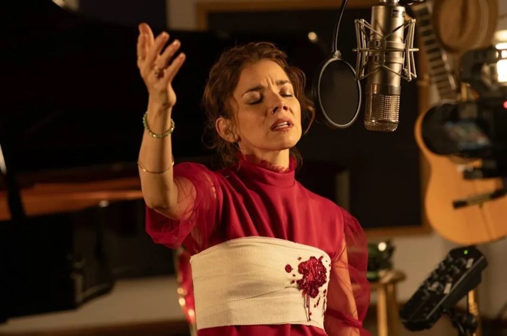 María San Felipe presentando en vivo "Por si volvieras"